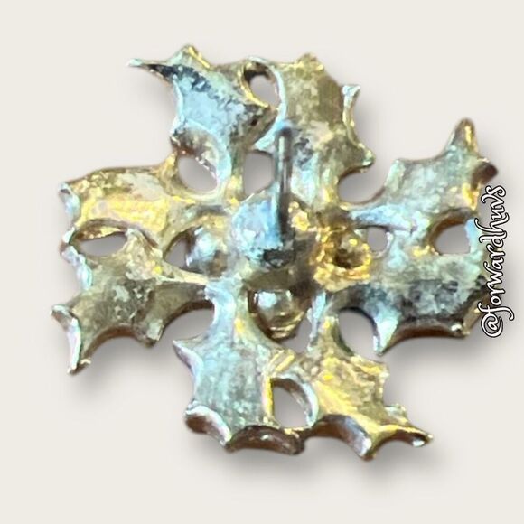 Bundle Sale 3 for $15 | Vintage Poinsettia Earrings - Picture 5 of 9